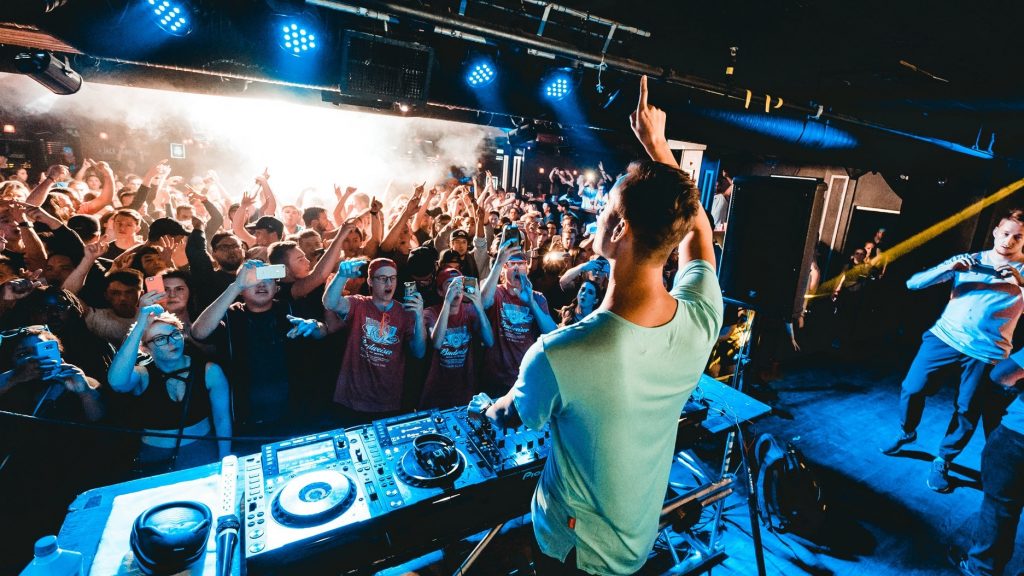 Benefits of Hiring a Professional DJ Service